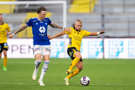Birk Risa of Molde and Simon Strand of Elfsborg
