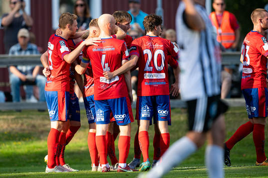 Tvååkers spelare jublar
