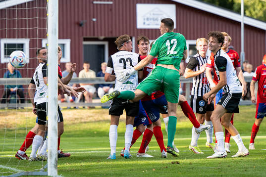 Tvååkers Hugo Svensson nickar in 1-0