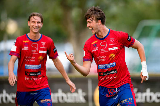 Tvååkers Hugo Svensson nickar in 1-0