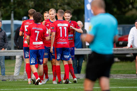 Tvååkers spelare jublar efter 4-3