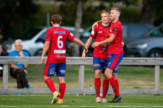 Tvååkers Isak Petersson jublar med Adam Lindgren efter 4-3