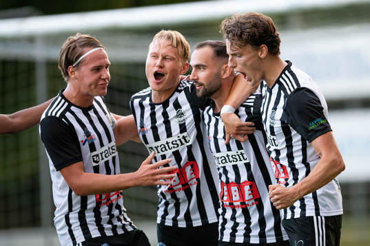 Lindomes spelare jublar