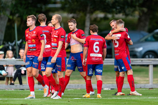 Tvååkers spelare jublar