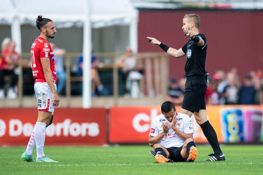 Degerfors Dijan Vukojevic i samtal med domare Glenn Nyberg samtidigt som Kalmars Romario Pereira Sipiao har ont