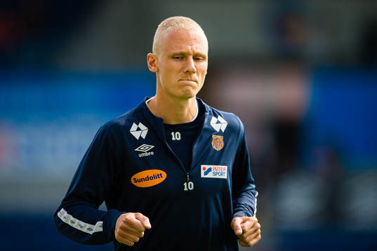 Kristoffer Ramos Barmen of Aalesund warms up ahead of the Eliteserien match between Aalesund and Bodø/Glimt on July 30, 2022 in Ålesund.