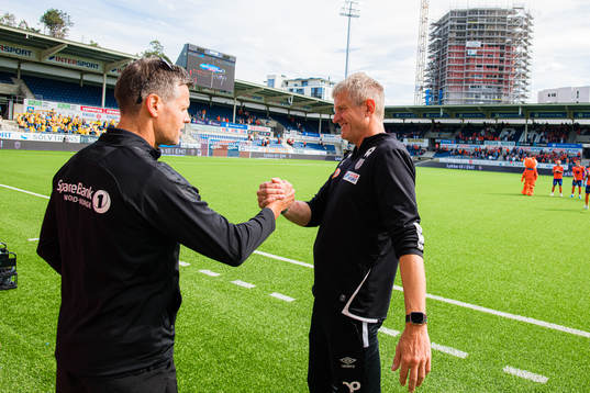 Kjetil Knutsen, head coach of Bodø/Glimt, and Lars Arne Nilsen, head coach of Aalesund, ahead of the Eliteserien match between Aalesund and Bodø/Glimt on July 30, 2022 in Ålesund.