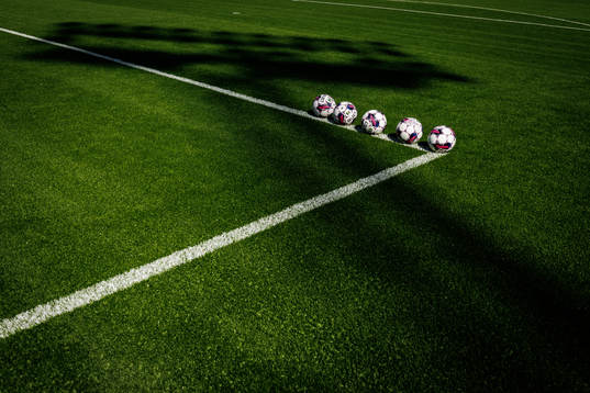 Matchbollar på gräset