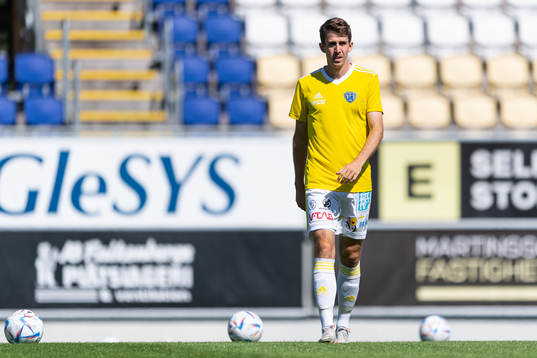 Falkenbergs Adam Eriksson före fotbollsmatchen i Ettan södra mellan Falkenberg och IFK Malmö den 30 juli 2022 i Falkenberg. 