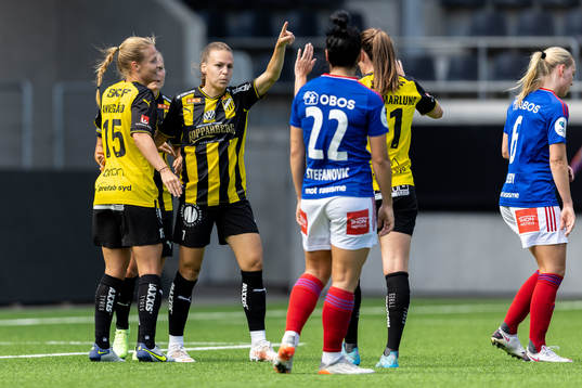 Häckens Agla Maria Albertsdottir jublar