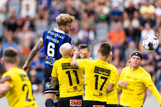 Sirius Marcus Klingenberg Mathisen når högst på en hörna