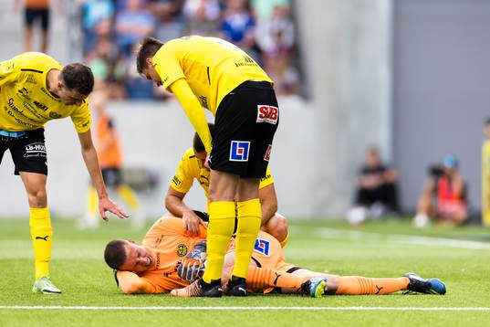 Mjällbys målvakt Samuel Brolin har ont efter en duell