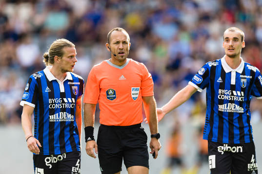 Sirius Tim Björkström diskuterar med domare Kaspar Sjöberg