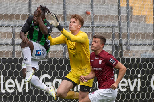 GAIS Michael Kargbo och Qvidings målvakt Gustav Norin