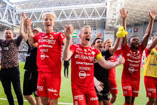 Värnamos Victor Larsson och Freddy Winsth jublar med lagkamrater