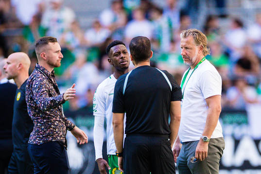 Hammarbys Shaquille Pinas och sportchef Jesper Jansson i samtal med domare