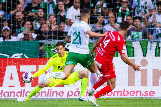 Värnamos Marcus Antonsson gör 0-1 bakom Hammarbys målvakt Davor Blazevic