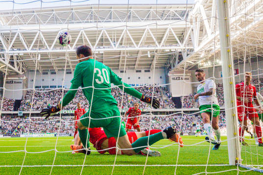 Värnamos målvakt Pilip Vaitsiakhovich med en räddning på en målchans för Hammarbys Nahir Besara