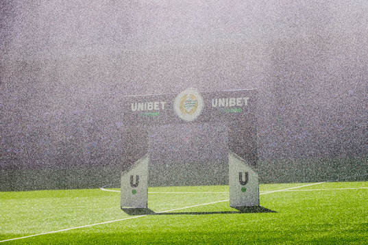 Reklam för Unibet sett genom en vattenspridare