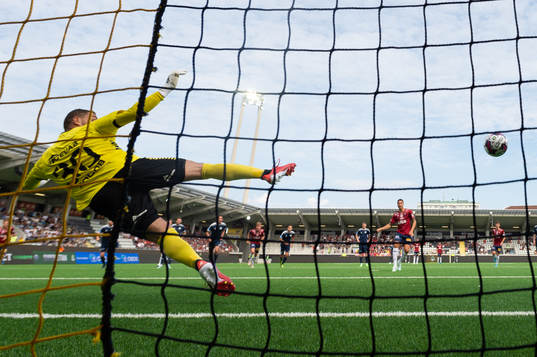 Örgrytes Jonathan Azulay skjuter 0-1 på straff i mål bakom Utsiktens målvakt Mikica Gjorgievski