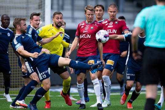 Utsiktens Erik Gunnarsson rensar undan bollen i kamp med Örgrytes Viktor Lundberg 
