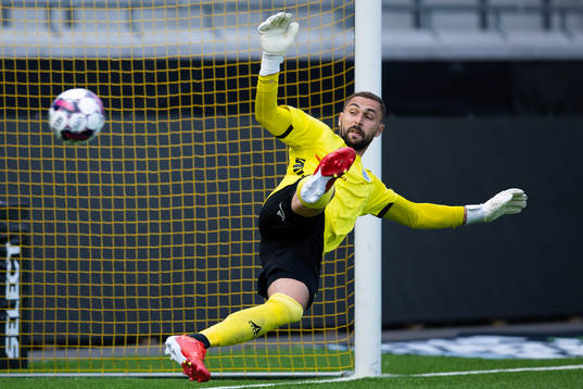 Örgrytes Jonathan Azulay (ej i bild) skjuter 0-1 på straff bakom Utsiktens målvakt Mikica Gjorgievski