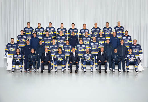  Rasmus Bengtsson, Lucas Elvenes, Måns Lindbäck, Mikkel Boedker, Filip Westerlund, Daniel Glad, Herman Hansson, Marcus Davidsson, Joonas Nättinen. 3:e ledet från vänster: Fredrik Forsberg, materialförvaltare Roger Bergström, Victor Sjöholm, Emil Andrae, fystränare Johan Sandstedt, Chad Billins, Nichlas Torp, materialförvaltare Michael Sjökvist, Tyler Vesel. 2:a ledet från vänster: Joni Ortio, sjukgymnast Andreas Frostemark, målvaktstränare William Rahm, Jonathan Davidsson, André Petersson, Simon Önerud, Sam Vigneault, assisterande tränare Johan Åkerman, läkare Jonas Kalman, Jonas Gunnarsson. Sittande från vänster: Mattias Tedenby, assisterande tränare Fredrik Stillman, sportchef Kent Norberg, Eric Martinsson, ordförande Anders Wilander, Taylor Matson, klubbdirektör Johan Lindbom, huvudtränare Tommy Samuelsson, Andy Miele. Editors note: Bilden är manipulerad, objekt har tagits bort och lagts till.