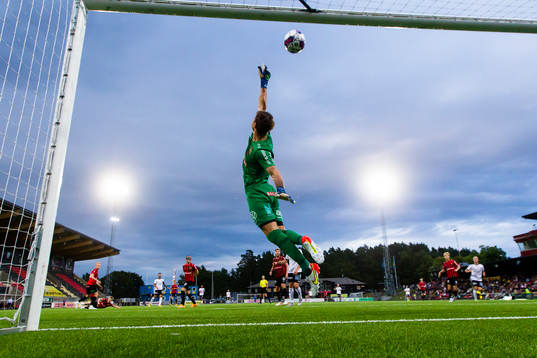 Brommapojkarnas målvakt Jonas Olsson med en räddning