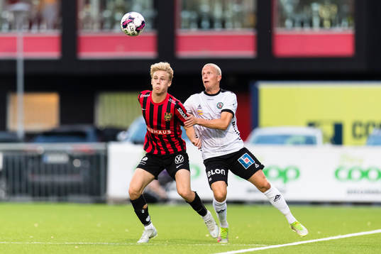 Örebros Daniel Gustavsson i kamp med Brommapojkarnas Theo Bergvall