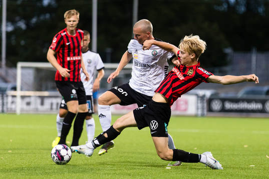 Brommapojkarnas Theo Bergvall i kamp med Örebros Daniel Gustavsson