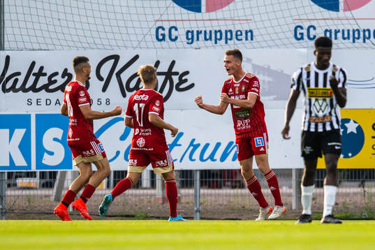Skövdes Villiam Granath jublar efter 0-1
