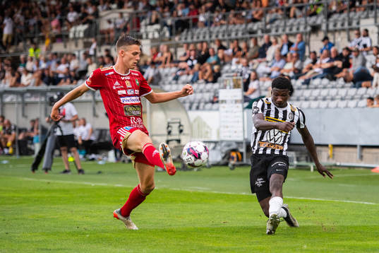 Skövdes Villiam Granath och Landskronas Ousmane Diawara
