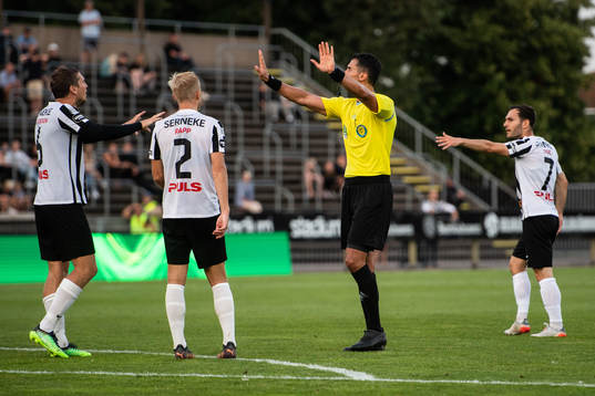 Landskronas Philip Andersson, Johan Rapp och Alexander Tkacz reagerar på domare Adi Aganovic