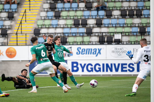 Västerås SKs Viktor Granath gör 0-1 i kamp med Jönköpings Södras Adam Ben Lamin och Robin Book