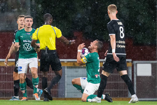Jönköpings Södras Fredric Fendrich reagerar mot domare