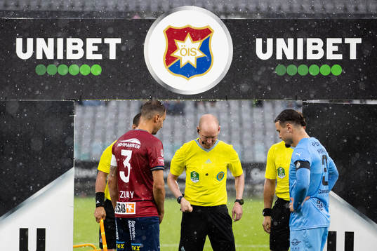 Domare Per Melin singlar slant mellan Örgrytes lagkapten Jonathan Azulay och AFC Eskilstunas Abdelkarim Mammar Chaouche innan fotbollsmatchen i Superettan mellan Örgryte och AFC Eskilstuna den 4 augusti 2022 i Göteborg. 
