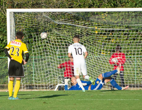  IFK Hässleholms målvakt Carl Lundahl Persson chanslös på straffen som betydde 1-1 i matchen i div. 2 mellan FC Rosengård och IFK Hässleholm i Malmö 5 augusti2022.