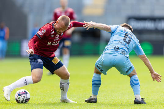 Örgrytes Nicklas Bärkroth och AFC Eskilstunas Ryan Williams
