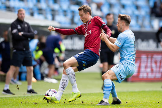 Örgrytes Viktor Lundberg  och AFC Eskilstunas Ryan Williams
