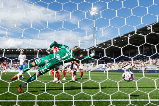Degerfors målvakt Alfie Malik Whiteman släpper in 1-0