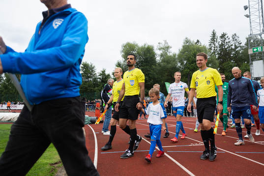 Domare Mohammed Al-Hakim, assisterande domare Marcus