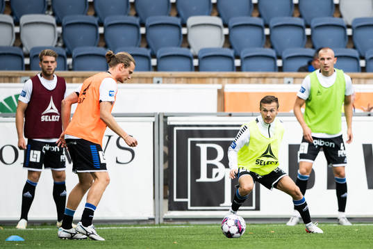 Sirius Patrik Karlsson Lagemyr värmer upp