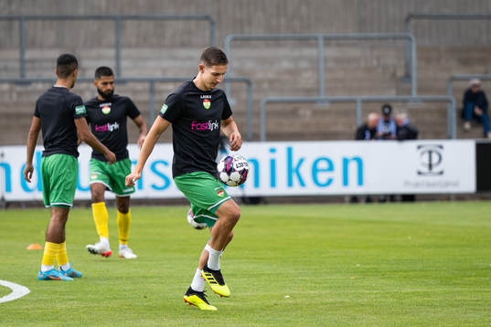 Dalkurds spelare värmer upp före fotbollsmatchen i