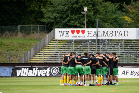 Dalkurds spelare före fotbollsmatchen i Superettan mellan