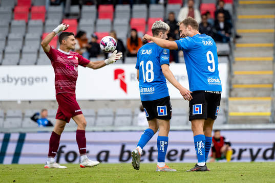 Halmstads Emil Tot Wikström jublar med Villiam Dahlström