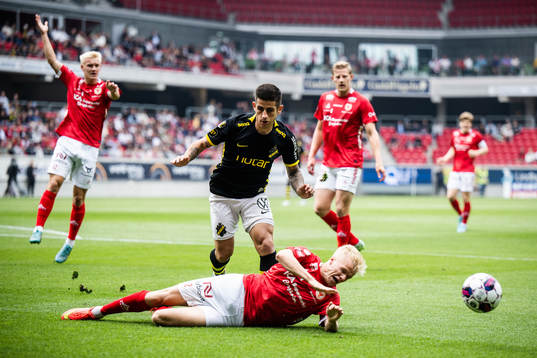 s Nicolas Stefanelli och Kalmars Axel Lindahl under fotbollsmatchen i Allsvenskan mellan Kalmar och AIK den 7 augusti 2022 i Kalmar. 