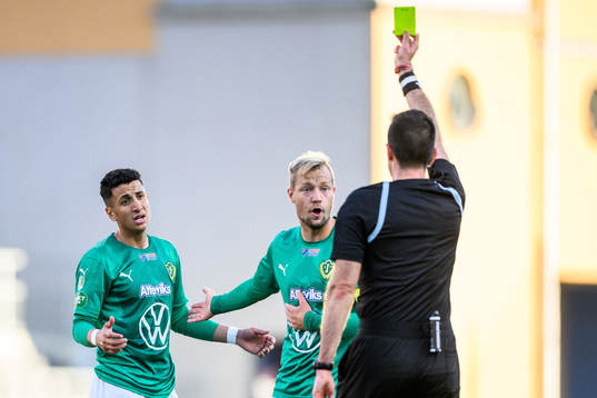 Jönköpings Södras Anas Al Asbahi får ett gult kort av domare Enzo Vesprini