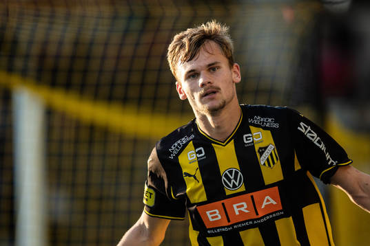 Häckens Oscar Uddenäs jublar efter 2-0