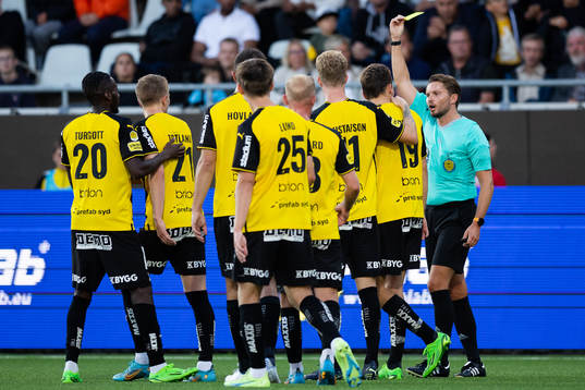 Häckens Oscar Uddenäs får en varning efter sitt firande av sitt 4-0 mål
