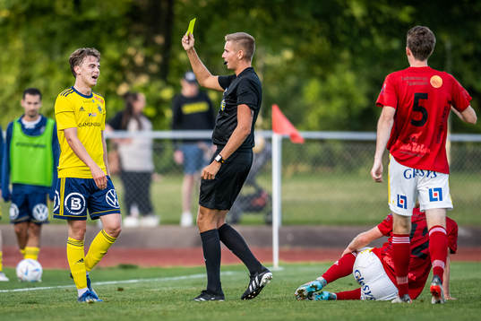 Ängelholms Anton Hallbäck får ett gult kort av domare Philip Lindh